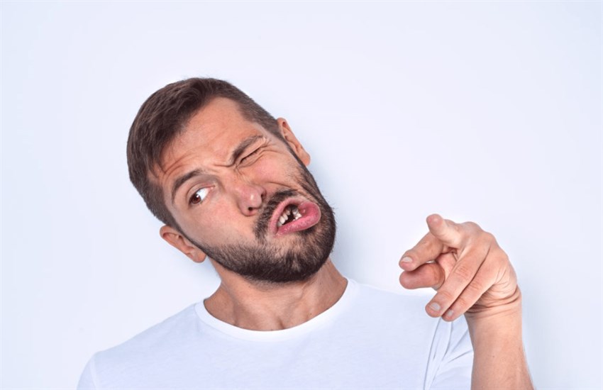 تیک عصبی چیست؟ انواع، خطرات و بهترین روش درمان