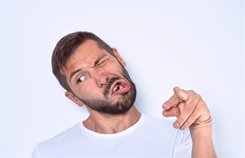تیک عصبی چیست؟ انواع، خطرات و بهترین روش درمان