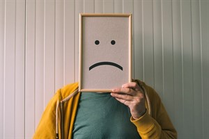 علائم کمبود سروتونین چیست؟ نشانه‌های روانی و جسمی، علت‌ها و نکات مهم