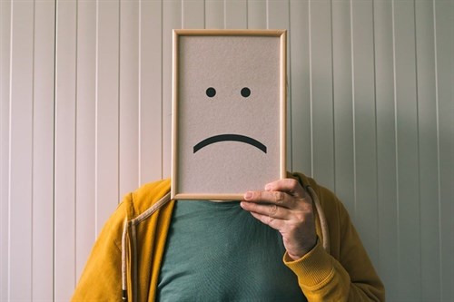 علائم کمبود سروتونین چیست؟ نشانه‌های روانی و جسمی، علت‌ها و نکات مهم